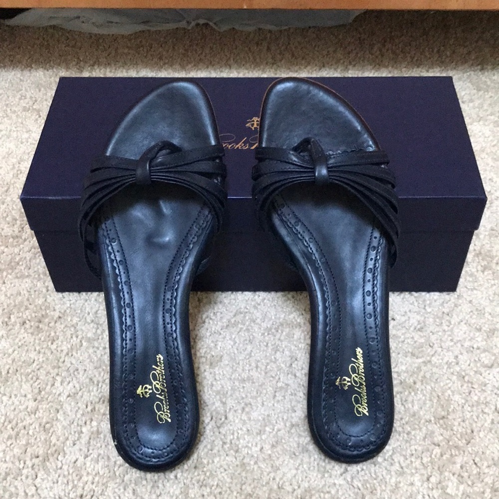 New! BROOKS BROTHERS Size 7 navy leather sandals